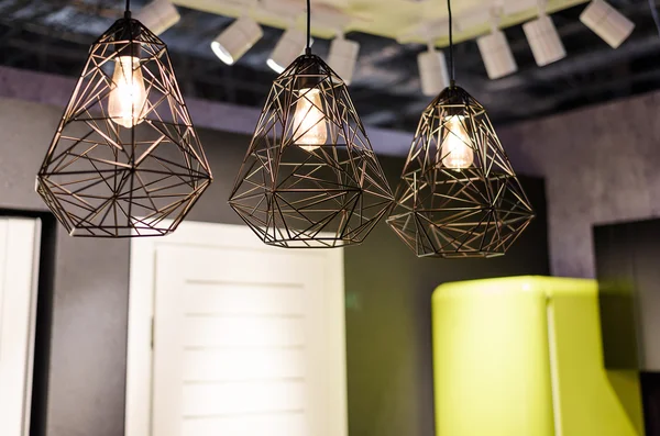 Grandes lâmpadas incandescentes com lustre de metal — Fotografia de Stock