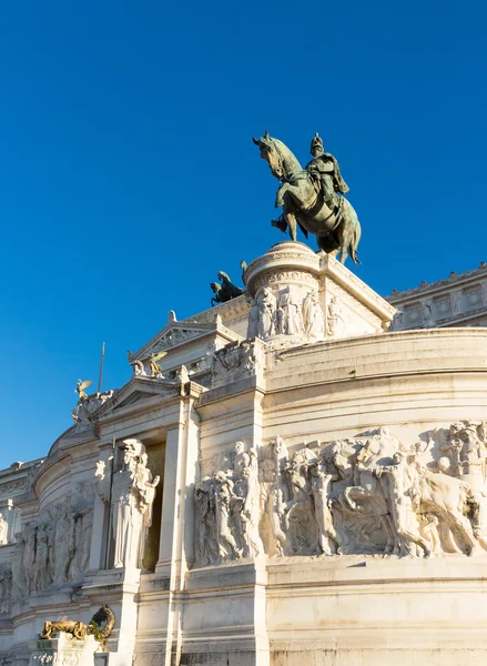Brązowy posąg konny króla Włoch — Zdjęcie stockowe