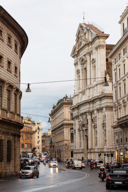 Rome, İtalya - 12 Ekim 2016: Sokakları akşam araba ile şehir merkezinde