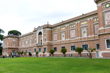 Vatikan Şehri duvar, yeşil ot ve bitkiler