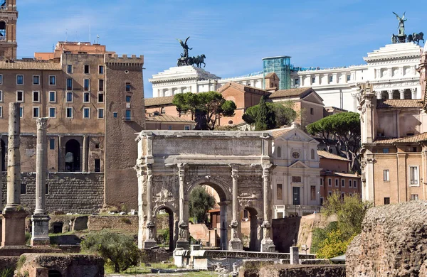 Fórum romano ruínas antigas em roma — Fotografia de Stock