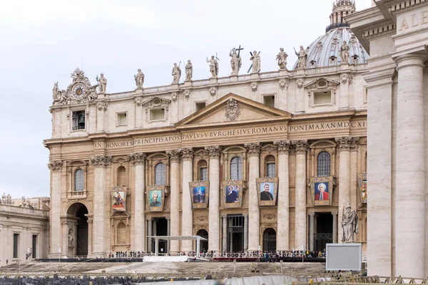 Cidade do Vaticano, vista praça de São Pedro e igreja — Fotografia de Stock