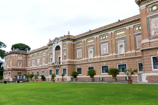 Vatikan Şehri duvar, yeşil ot ve bitkiler