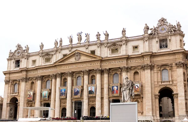 Vaticaanstad, saint peter vierkante view en kerk — Stockfoto