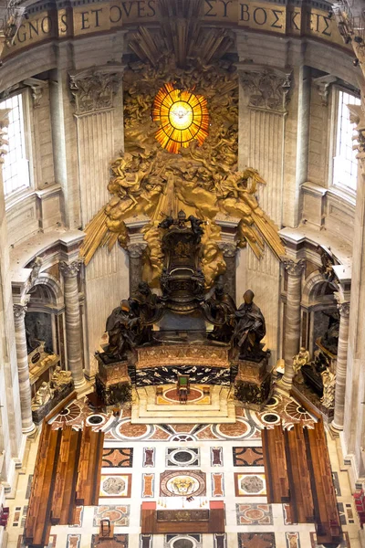 バチカンのピーターの教会 st の主祭壇 — ストック写真