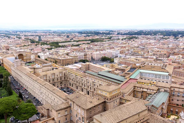 Plaza de San Pedro famosa en vatican y vista aérea de la ciudad —  Fotos de Stock