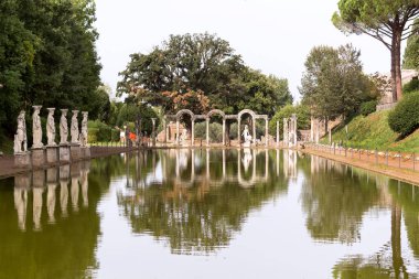 Heykel hadrian Villa yansıması ile