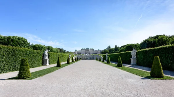 Vista da foto no palácio superior do belvedere e no jardim — Fotografia de Stock