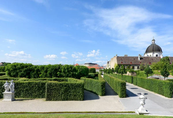 Foto vista no baixo belvedere palácio e jardim — Fotografia de Stock
