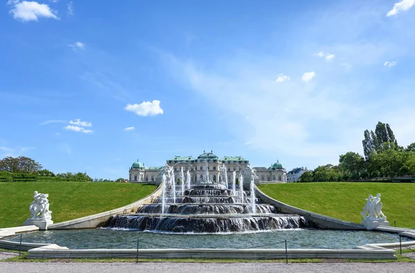 上部のベルヴェデーレ宮殿と庭園の写真ビュー — ストック写真