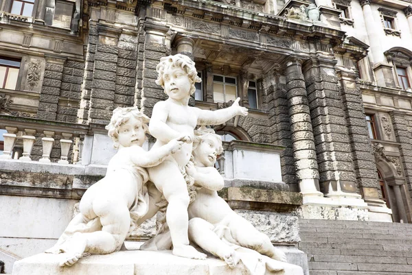 Estátuas fotográficas de querubins em burggarten — Fotografia de Stock