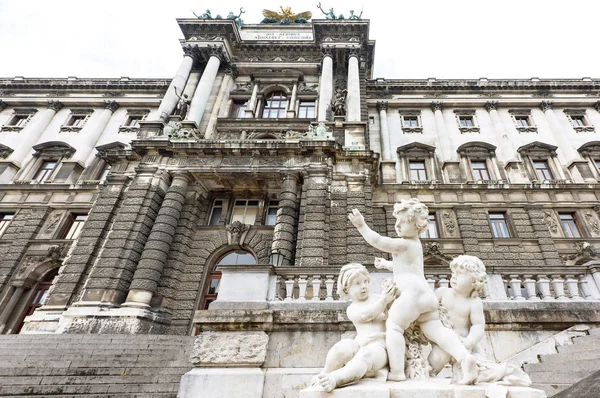 Foto-Statuen von Cherubim im Burggarten — Stockfoto