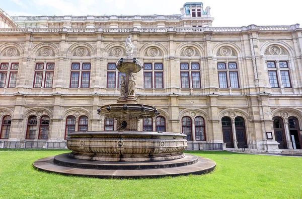 Çeşme ve heykel fotoğraf görünümü