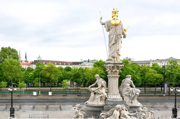 Foto vista en la calle Ringstrasse y estatuas —  Fotos de Stock