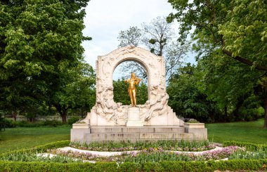 Fotoğrafı altın johann strauss heykeli