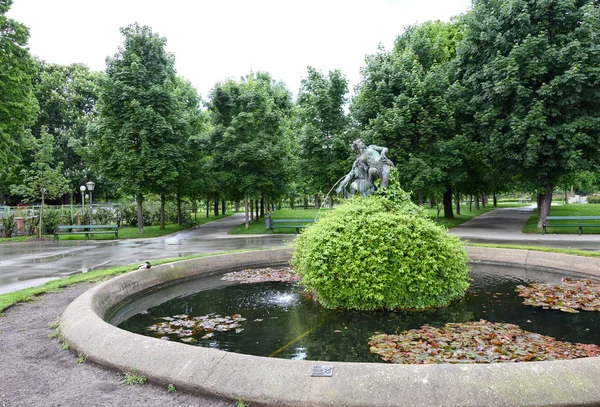Vista sobre estátua e fonte em stadpark — Fotografia de Stock