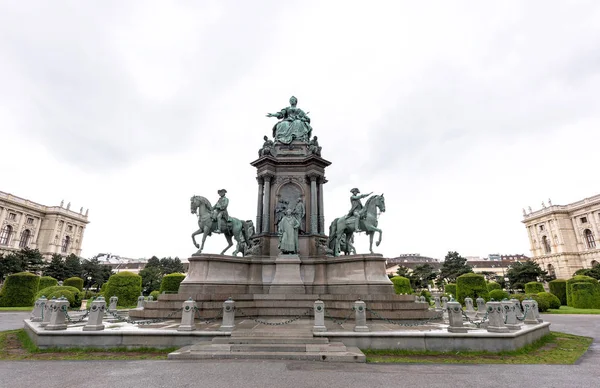 Фото прекрасный вид на мемориал и площадь Марии Терезы — стоковое фото