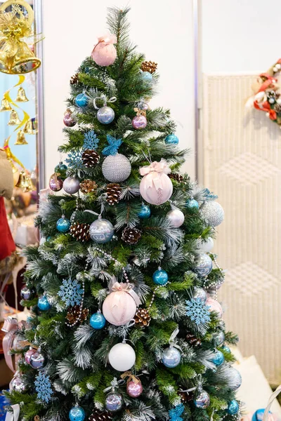 Weihnachtsbaum mit bunten Ornamenten — Stockfoto