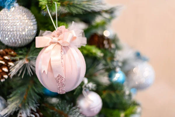 Weihnachtsbaum mit bunten Ornamenten — Stockfoto