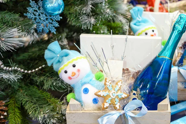 Árbol de Navidad y caja de regalo de decoración — Foto de Stock