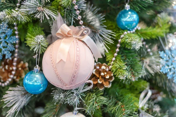 Weihnachtsbaum mit bunten Ornamenten — Stockfoto