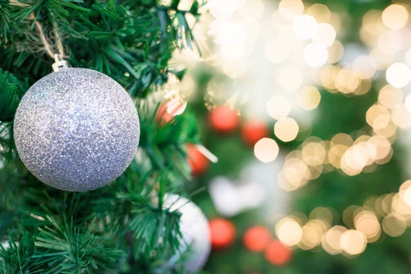 Árbol de Navidad decoración con juguete de plata — Foto de Stock