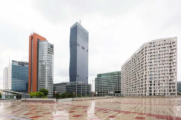 Kijk op financiële wijk met hoge gebouwen — Stockfoto