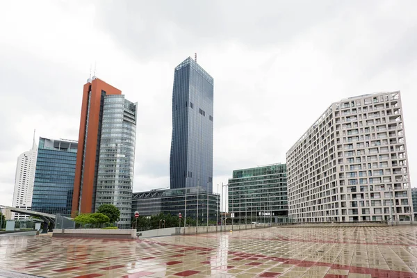 Kijk op financiële wijk met hoge gebouwen — Stockfoto