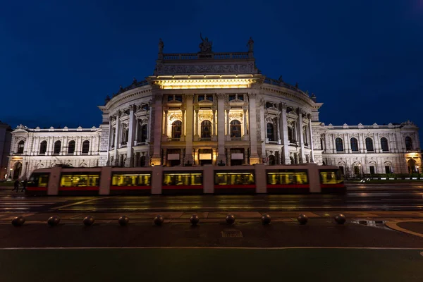 Schöner Blick auf das historische Burgtheater Kaiserliches Hoftheater — Stockfoto