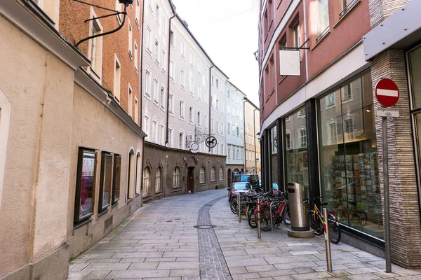 Salzburg street mağaza ve bisiklet — Stok fotoğraf