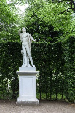 Schoenbrunn bahçelerde Herkül heykeli