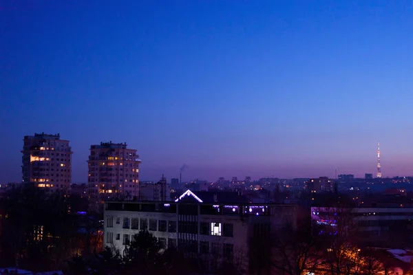 Chisinau stad på kvällen med en lila solnedgång — Stockfoto