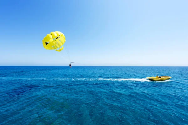 Foto de mar en protaras, isla de cyprus con amarillo —  Fotos de Stock