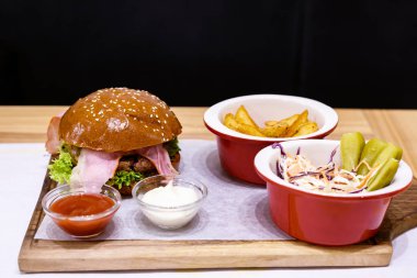 Lezzetli hamburger, orta pişmiş pastırma ile