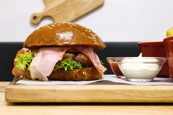 Leckerer Hamburger, mittel selten, mit Speck — Stockfoto