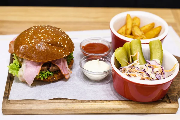 Leckerer Hamburger, mittel selten, mit Speck — Stockfoto