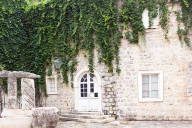 Budva şehir eski evde görünümünü