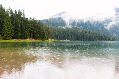 Göl ile sis Budva yakınındaki dağlarda