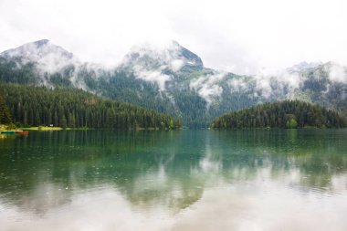 Göl sis ile dağlarda