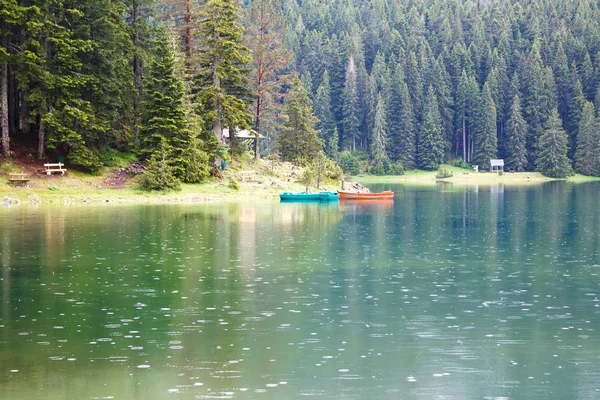Lago em montanhas com nevoeiro nea — Fotografia de Stock