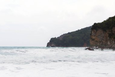 Budva tarihi kent içinde deniz görünümü