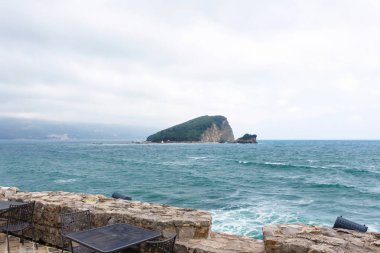 Budva eski kasaba bulutlu gökyüzü