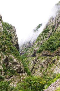 Dağlar ve sis Budva yakınındaki