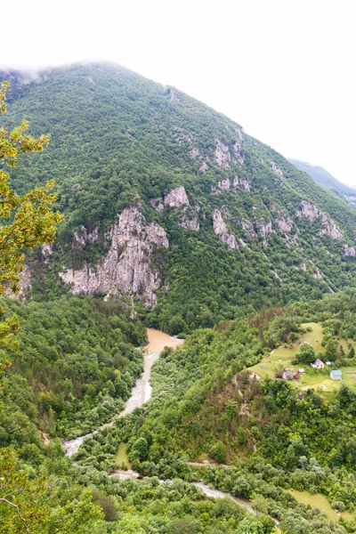 Villaggio sulle montagne e nebbia — Foto Stock