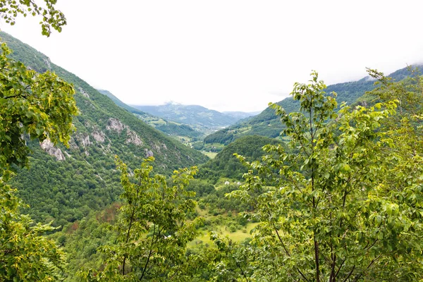 Berg och dimma nära Budva — Stockfoto