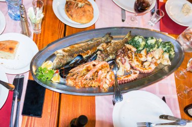 Budva'nın bir lokantada deniz ürünleri ile plaka