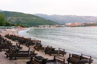 Budva binalar üzerinde eski kasaba bulutlu gökyüzü