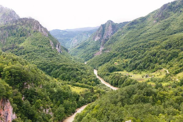 Wieś na górach i mgieł w pobliżu Budva — Zdjęcie stockowe