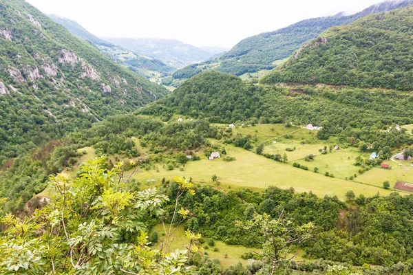 Dorf auf Bergen und Nebel — Stockfoto