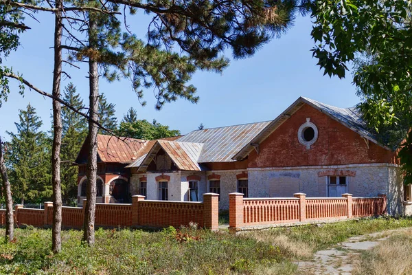 Parque Taul, antiguas casas de pueblo rojo en ruinas con vallas —  Fotos de Stock